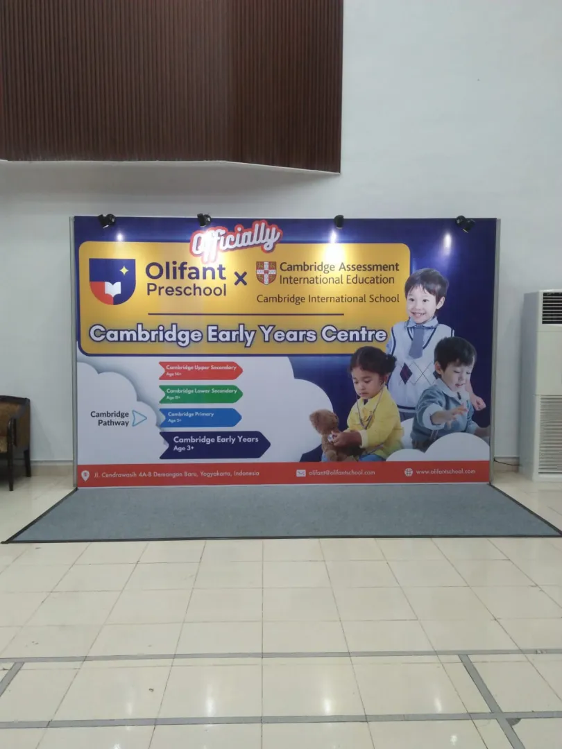 BACKDROP OLLIFANT